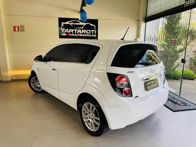 CHEVROLET - SONIC - 2013/2013 - Branca - R$ 43.990,00