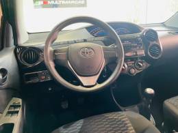 TOYOTA - ETIOS - 2015/2015 - Prata - R$ 43.990,00