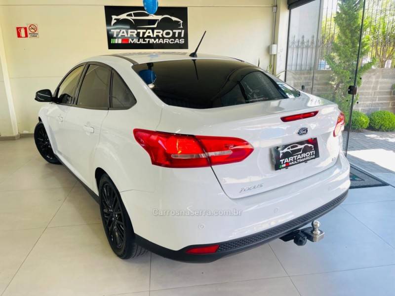FORD - FOCUS - 2016/2016 - Branca - R$ 58.990,00