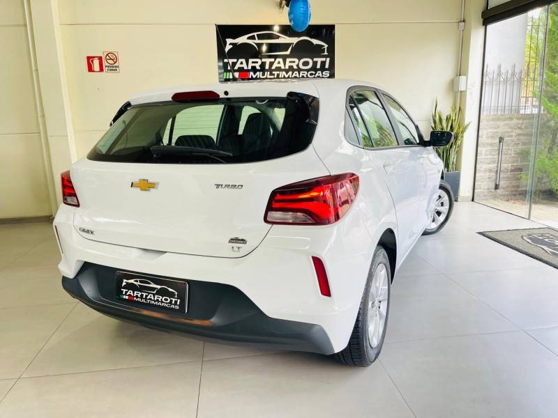 CHEVROLET - ONIX - 2021/2022 - Branca - R$ 77.990,00