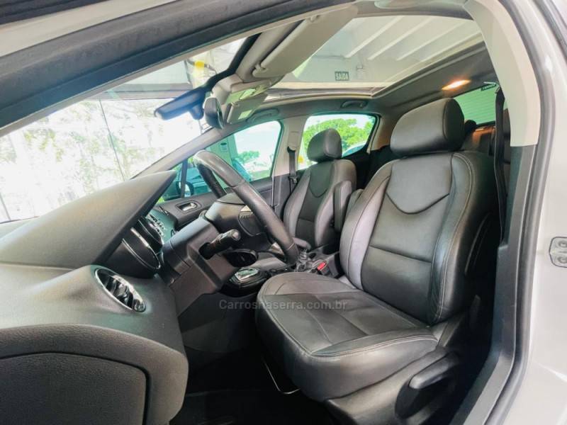 PEUGEOT - 308 - 2015/2016 - Branca - R$ 59.990,00