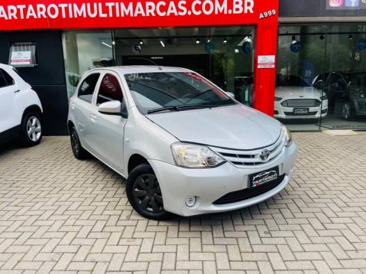 TOYOTA - ETIOS - 2015/2015 - Prata - R$ 43.990,00