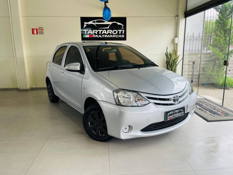 TOYOTA - ETIOS - 2015/2015 - Prata - R$ 43.990,00