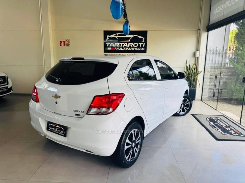 CHEVROLET - ONIX - 2015/2016 - Branca - R$ 48.990,00