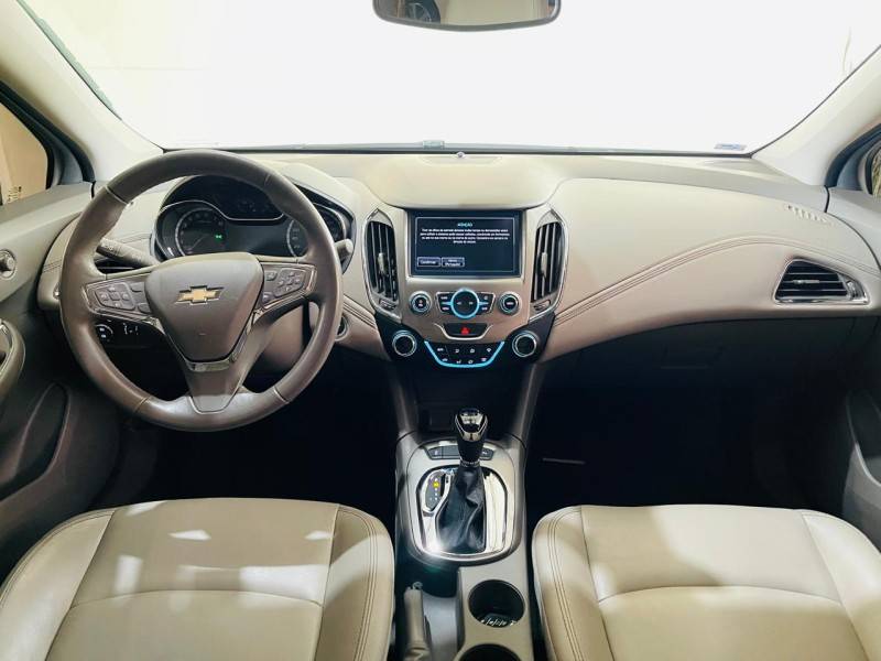 CHEVROLET - CRUZE - 2017/2018 - Prata - R$ 92.990,00