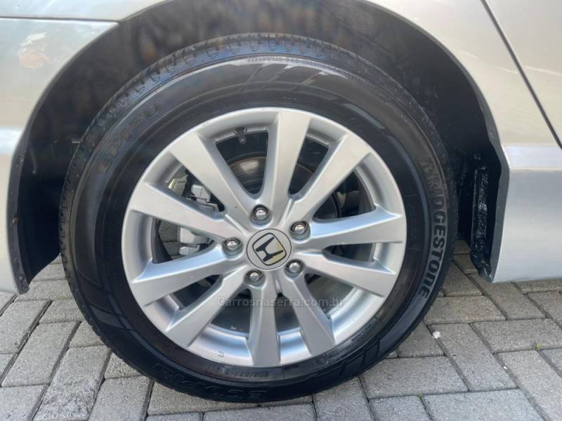 HONDA - CIVIC - 2010/2011 - Prata - R$ 54.990,00