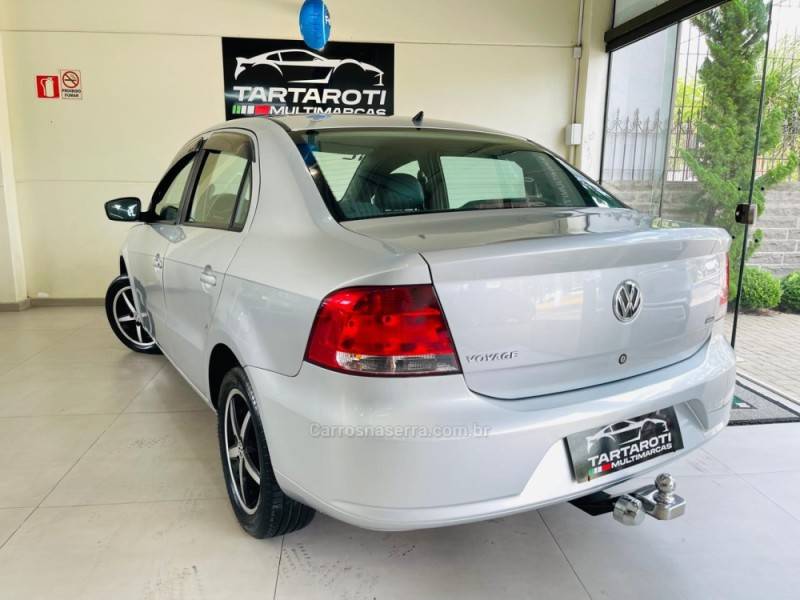 VOLKSWAGEN - VOYAGE - 2011/2012 - Prata - R$ 31.990,00