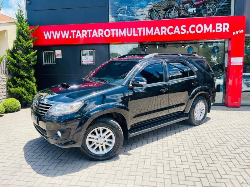 TOYOTA - HILUX SW4 - 2011/2012 - Preta - R$ 139.990,00