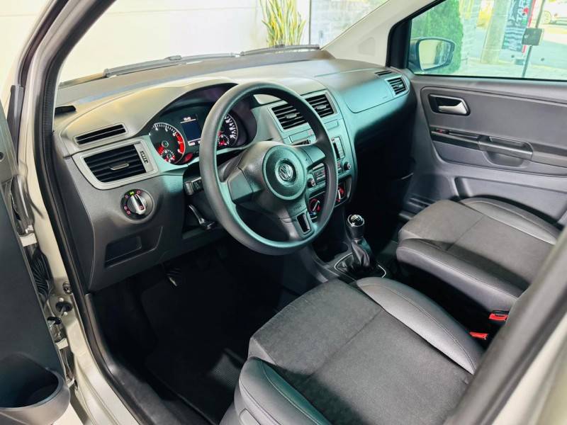 VOLKSWAGEN - FOX - 2014/2015 - Prata - R$ 47.990,00