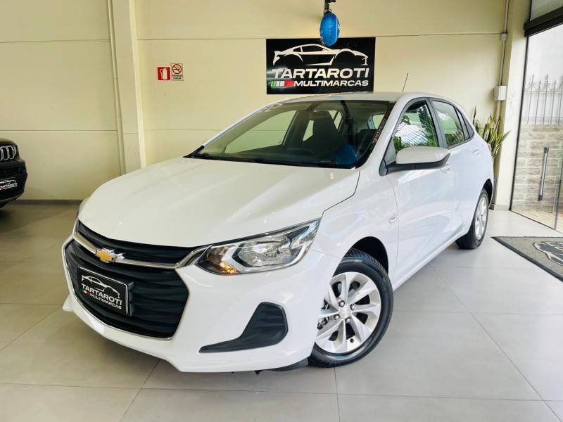 CHEVROLET - ONIX - 2021/2022 - Branca - R$ 77.990,00