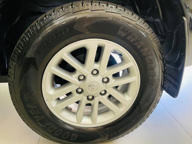 TOYOTA - HILUX SW4 - 2011/2012 - Preta - R$ 135.990,00
