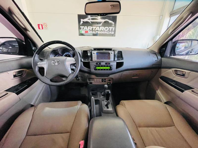 TOYOTA - HILUX SW4 - 2011/2012 - Preta - R$ 135.990,00
