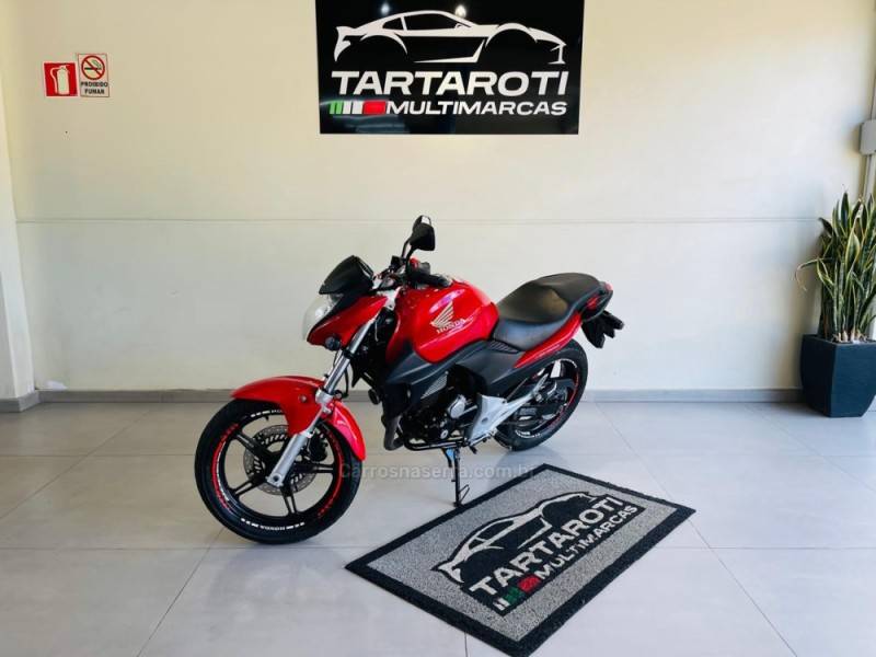HONDA - CB 300R - 2010/2011 - Vermelha - R$ 13.990,00