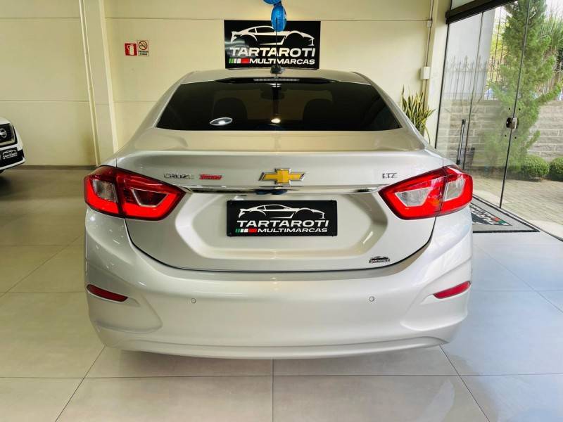 CHEVROLET - CRUZE - 2017/2018 - Prata - R$ 92.990,00
