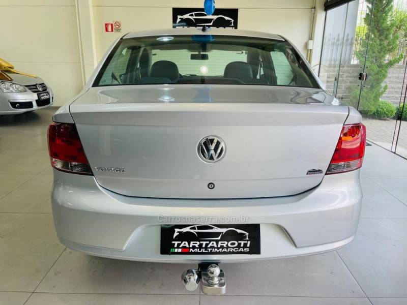 VOLKSWAGEN - VOYAGE - 2011/2012 - Prata - R$ 31.990,00