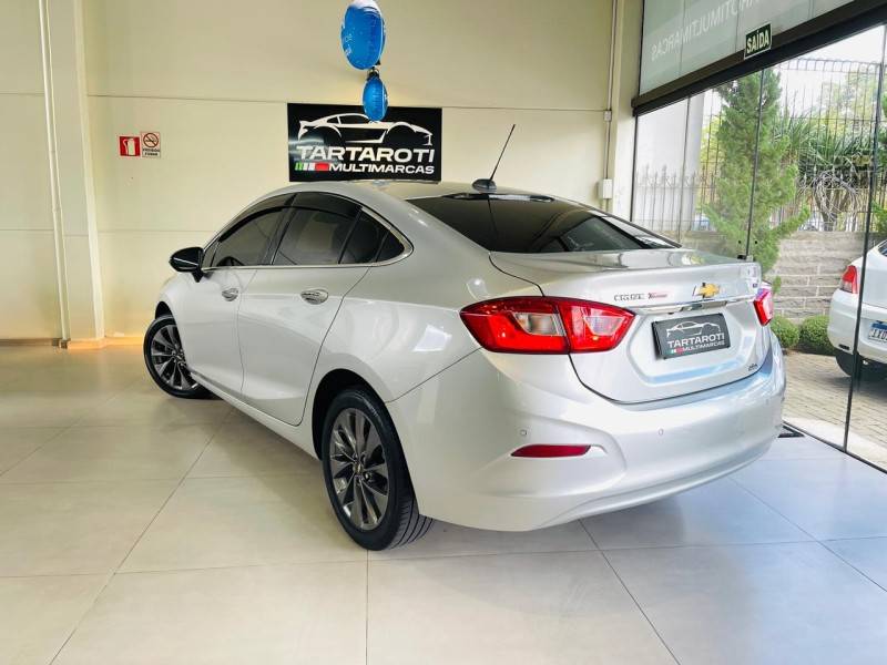 CHEVROLET - CRUZE - 2017/2018 - Prata - R$ 92.990,00