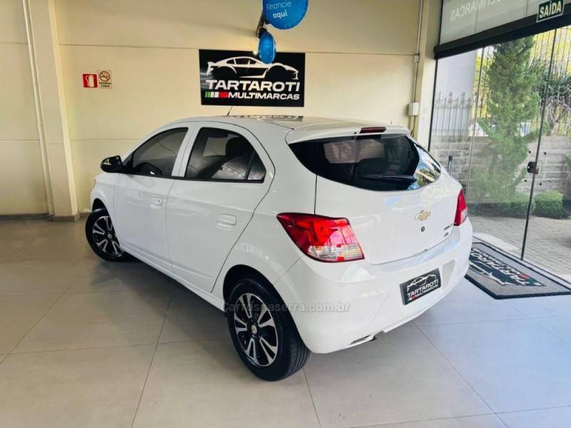 CHEVROLET - ONIX - 2015/2016 - Branca - R$ 48.990,00