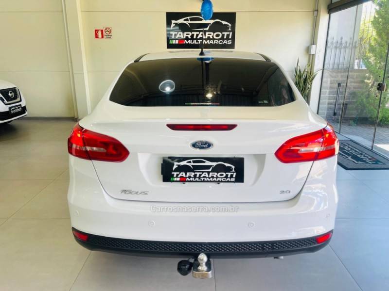 FORD - FOCUS - 2016/2016 - Branca - R$ 58.990,00