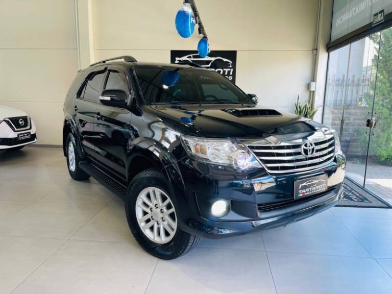 TOYOTA - HILUX SW4 - 2011/2012 - Preta - R$ 138.990,00