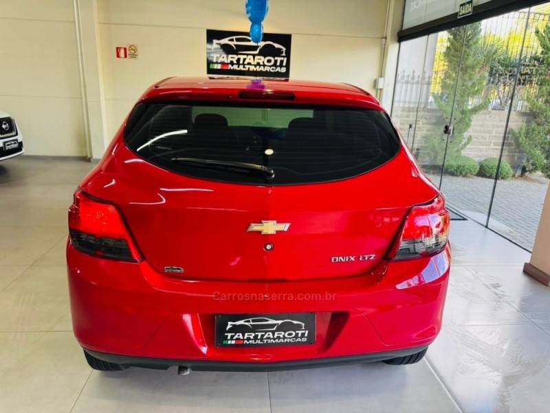 CHEVROLET - ONIX - 2014/2015 - Vermelha - R$ 56.990,00