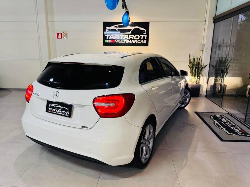 MERCEDES-BENZ - A 200 - 2015/2015 - Branca - R$ 93.990,00