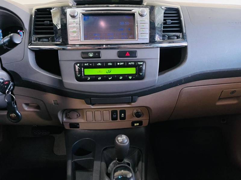 TOYOTA - HILUX SW4 - 2011/2012 - Preta - R$ 135.990,00