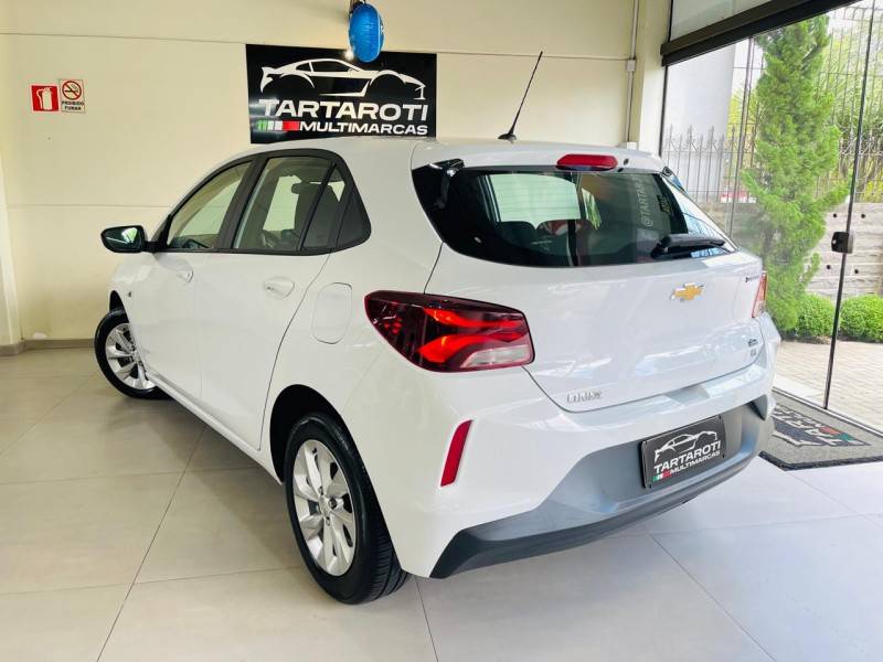 CHEVROLET - ONIX - 2021/2022 - Branca - R$ 77.990,00