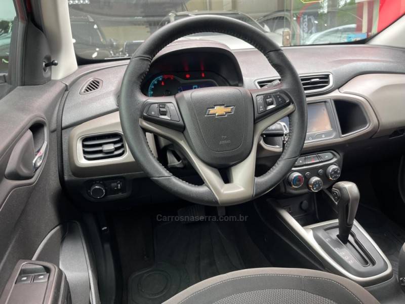 CHEVROLET - PRISMA - 2015/2016 - Vermelha - R$ 57.990,00
