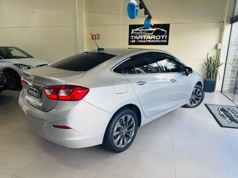 CHEVROLET - CRUZE - 2017/2018 - Prata - R$ 92.990,00