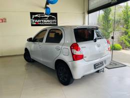 TOYOTA - ETIOS - 2015/2015 - Prata - R$ 43.990,00