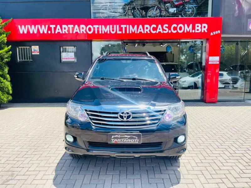 TOYOTA - HILUX SW4 - 2011/2012 - Preta - R$ 139.990,00