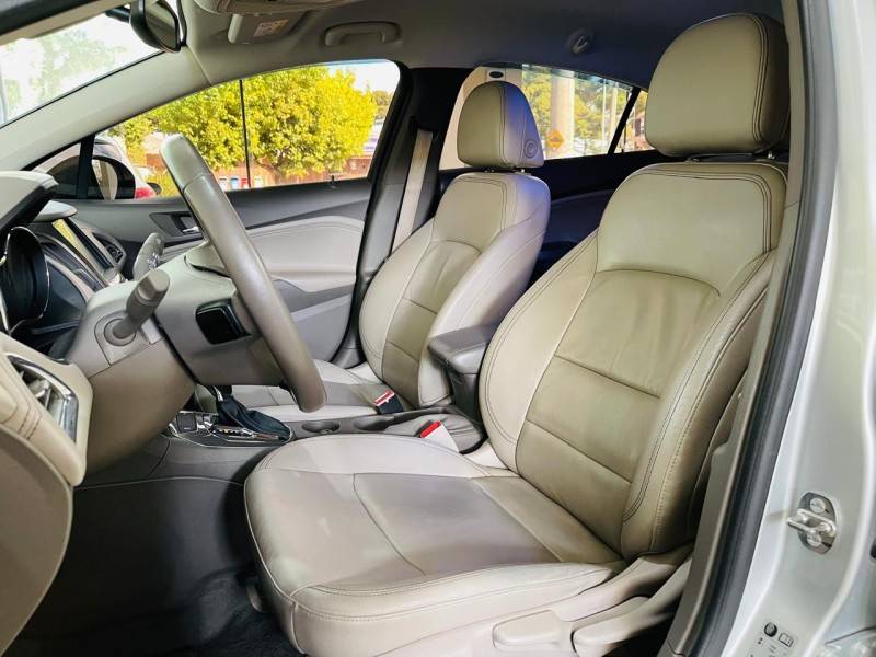 CHEVROLET - CRUZE - 2017/2018 - Prata - R$ 92.990,00