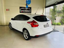 FORD - FOCUS - 2014/2015 - Branca - R$ 55.990,00