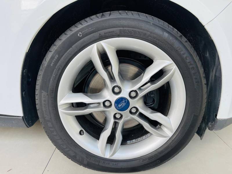 FORD - FOCUS - 2014/2015 - Branca - R$ 55.990,00