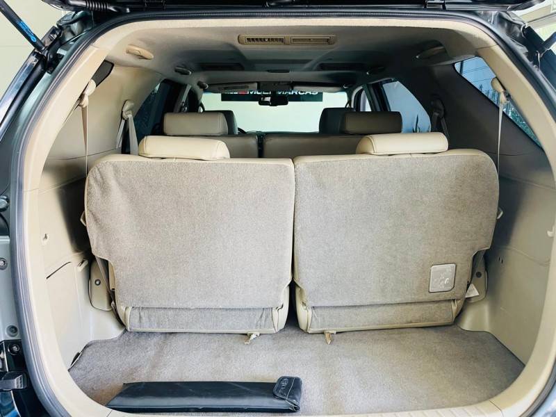 TOYOTA - HILUX SW4 - 2011/2012 - Preta - R$ 135.990,00
