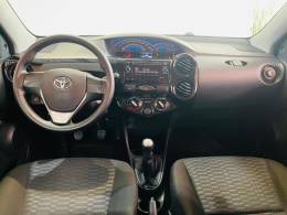 TOYOTA - ETIOS - 2015/2015 - Prata - R$ 43.990,00