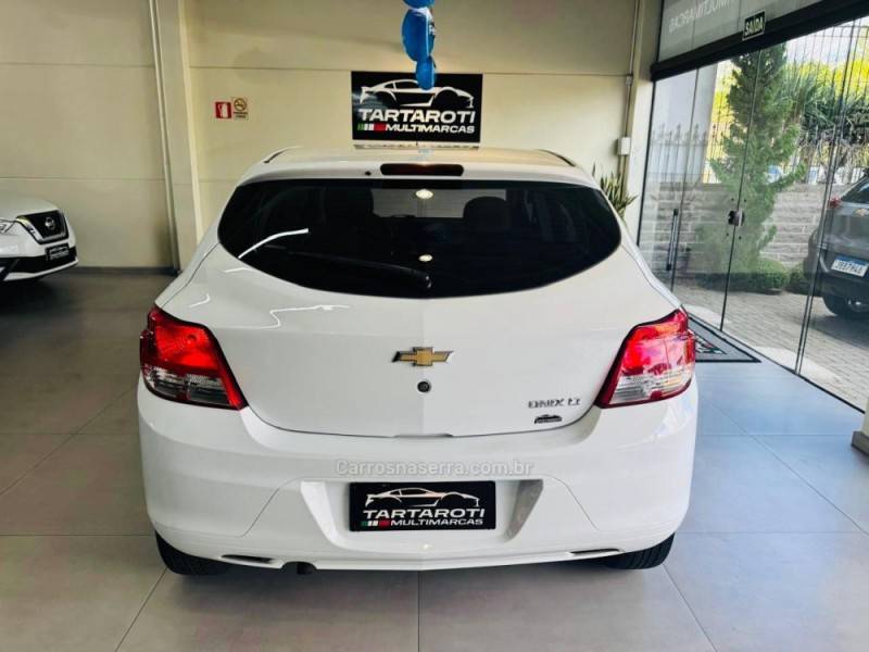CHEVROLET - ONIX - 2015/2016 - Branca - R$ 48.990,00