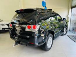 TOYOTA - HILUX SW4 - 2011/2012 - Preta - R$ 135.990,00