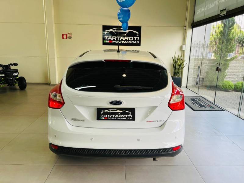 FORD - FOCUS - 2014/2015 - Branca - R$ 55.990,00