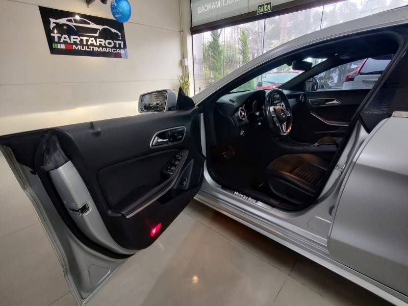 MERCEDES-BENZ - CLA 250 - 2014/2015 - Prata - R$ 149.990,00