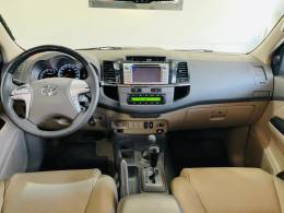 TOYOTA - HILUX SW4 - 2011/2012 - Preta - R$ 135.990,00