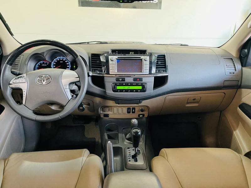 TOYOTA - HILUX SW4 - 2011/2012 - Preta - R$ 135.990,00