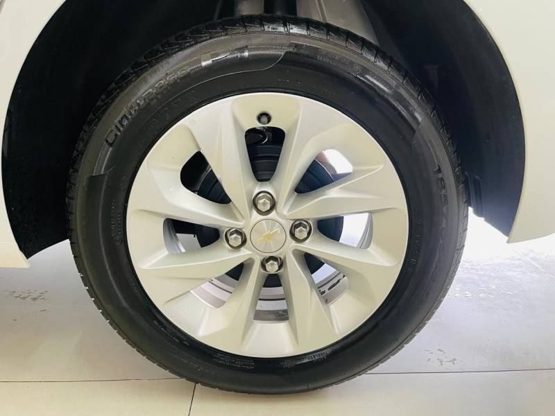 CHEVROLET - ONIX - 2021/2022 - Branca - R$ 77.990,00