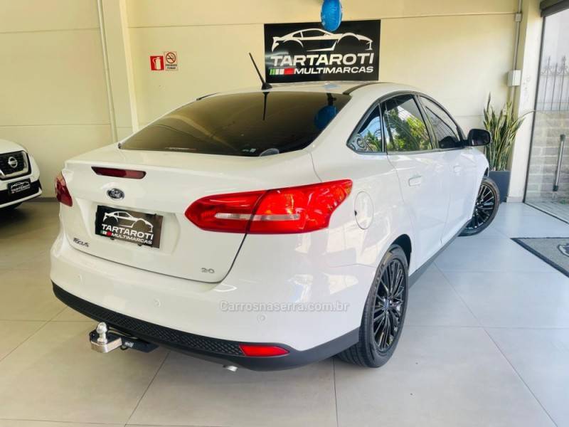 FORD - FOCUS - 2016/2016 - Branca - R$ 58.990,00