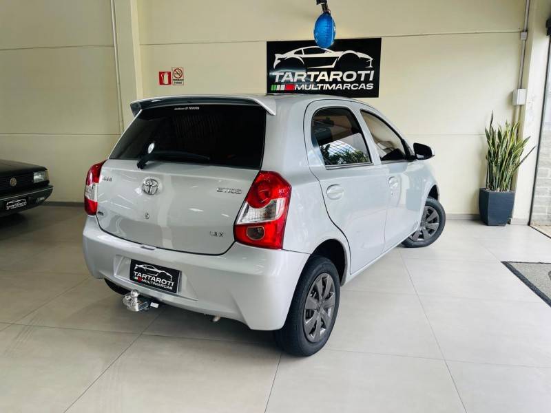 TOYOTA - ETIOS - 2015/2015 - Prata - R$ 43.990,00