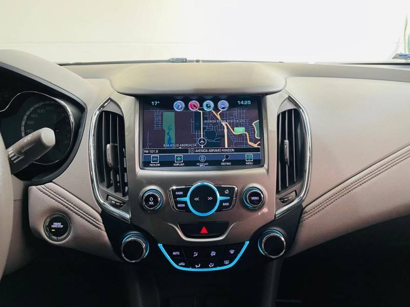 CHEVROLET - CRUZE - 2017/2018 - Prata - R$ 92.990,00