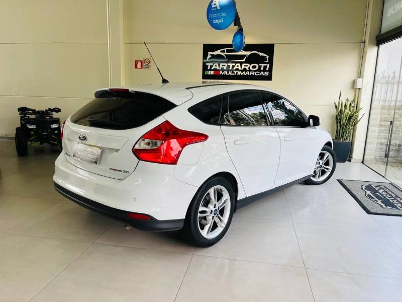 FORD - FOCUS - 2014/2015 - Branca - R$ 55.990,00